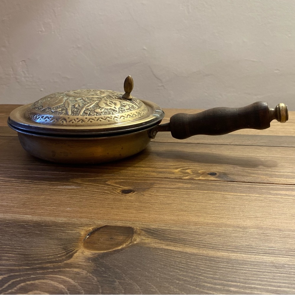 Vintage brass crumb catcher pan with thumb lib and wood handle - Picture 2 of 6
